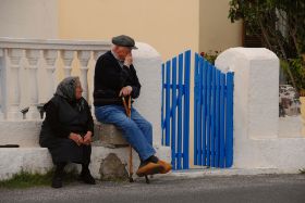 Santorini, typisch griechisches Dasein im Alter.jpg