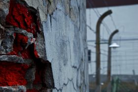 Buchenwald, KZ-Eingang, Putz-Verfall vor Wachturm.jpg